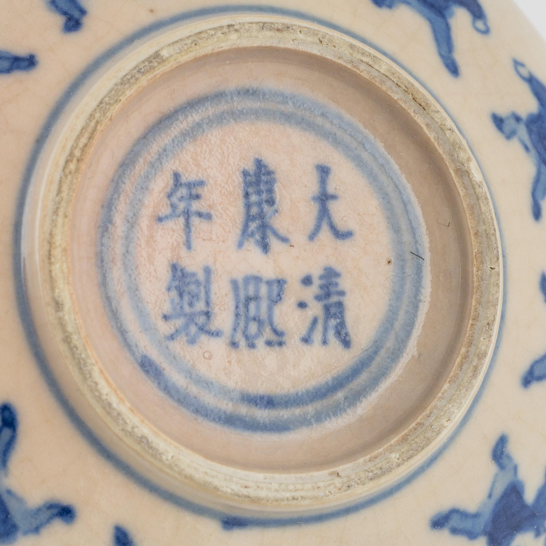 Ask med lock, två stycken, tedosa, samt vas, porslin. Kina, 1700/1900-tal.