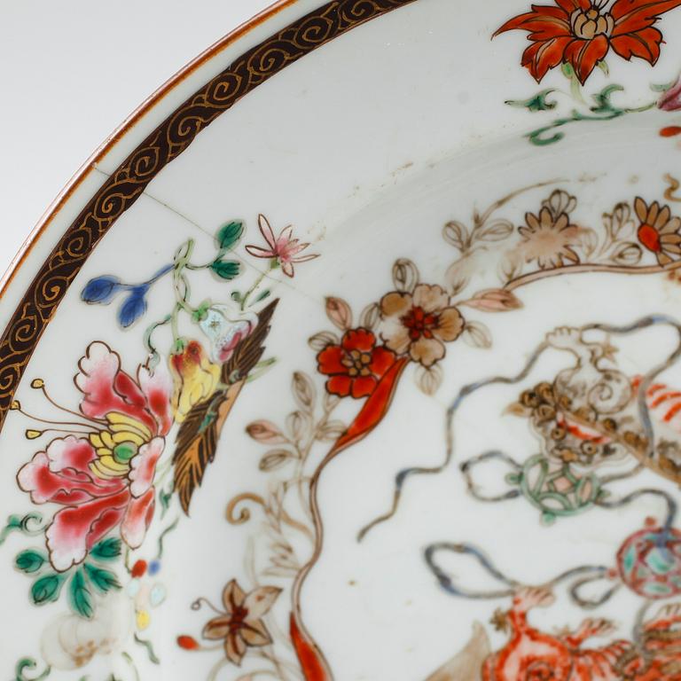 TALLRIKAR, 3 st, olika, porslin, Kina, Qianlong 1736-1795.