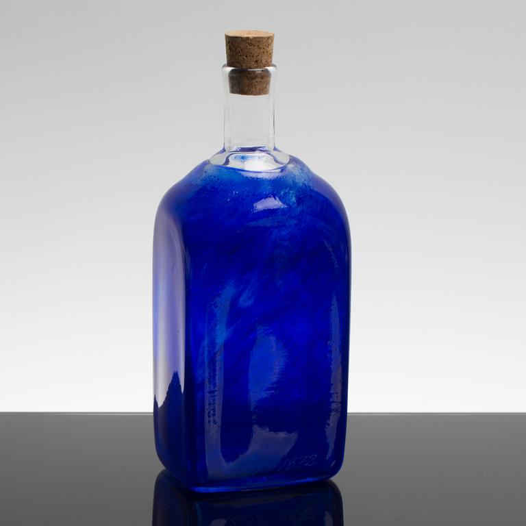 HELENA GIBSON, SNAPSGLAS, 6 st samt FLASKA, handblåst glas, 1990-tal.