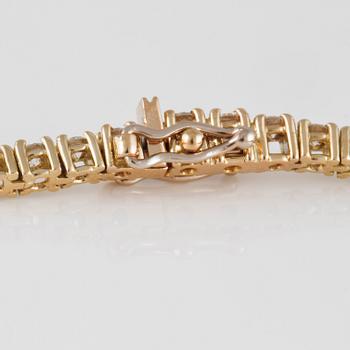 ARMBAND, 18K guld med briljantslipade diamanter ca 2.71 ct. Vikt  10,0 gram.