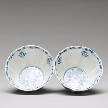 Six (2+2+2) blue and white cups with five (2+2+1) dishes, Qing dynasty, Kangxi (1662-1722).