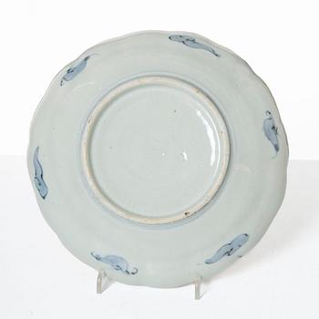 Tallrikar, 12 stycken, samt serveringsfat, imari, porslin, Japan Meiji/tidigt 1900-tal.