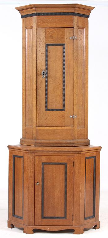 HÖRNSKÅP, barockstil, delvis 1700-tal.