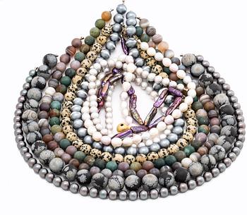 LYNGGAARD, 9 neclaces and clasp 18K gold, original cases, 1 case damaged, lengths approx 40-46 cm.