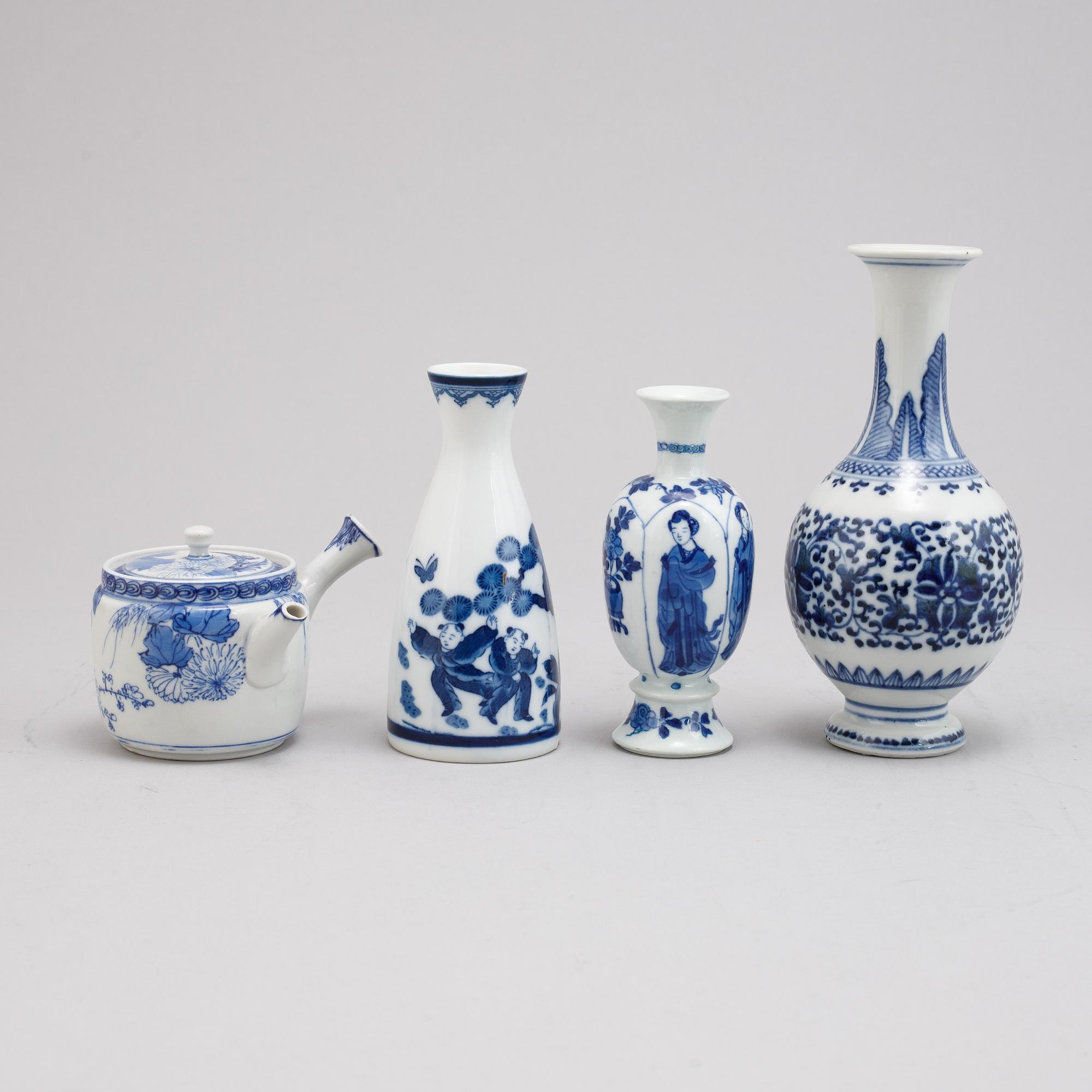Miniatyrvaser, två stycken, vas samt miniatyrkanna, porslin, Kina, Kangxi, (1662-1722), sen Qingdynasti, samt 1900-tal.