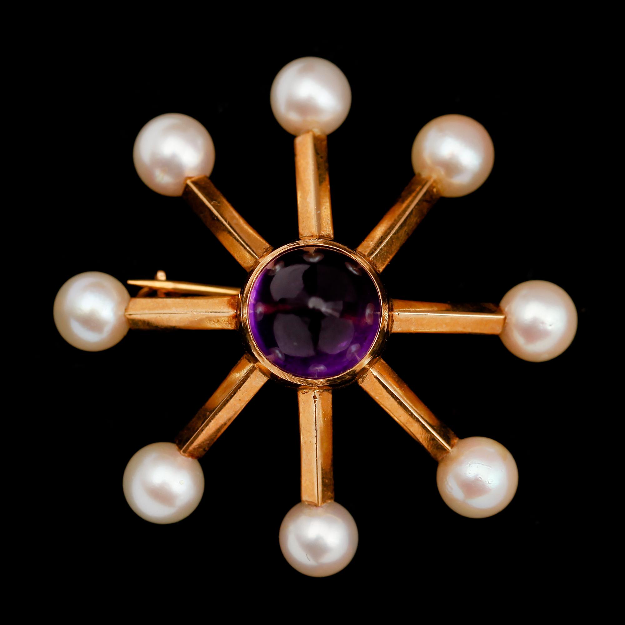 BROSCH, 18 k guld, 1964, med ametist och odlade pärlor. Total vikt ca 8 g.