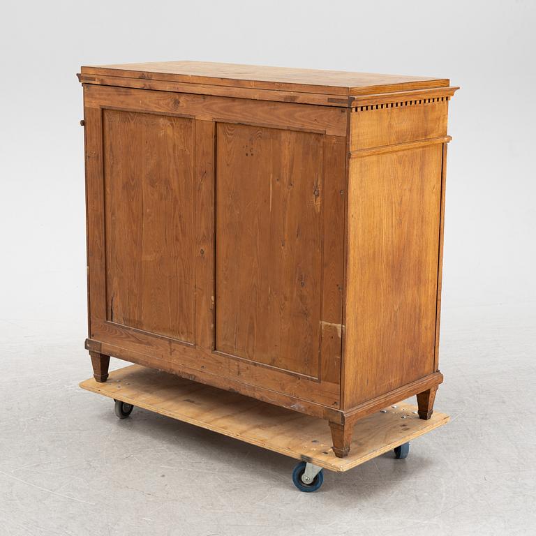 Skänk, gustaviansk stil, omkring år 1900.