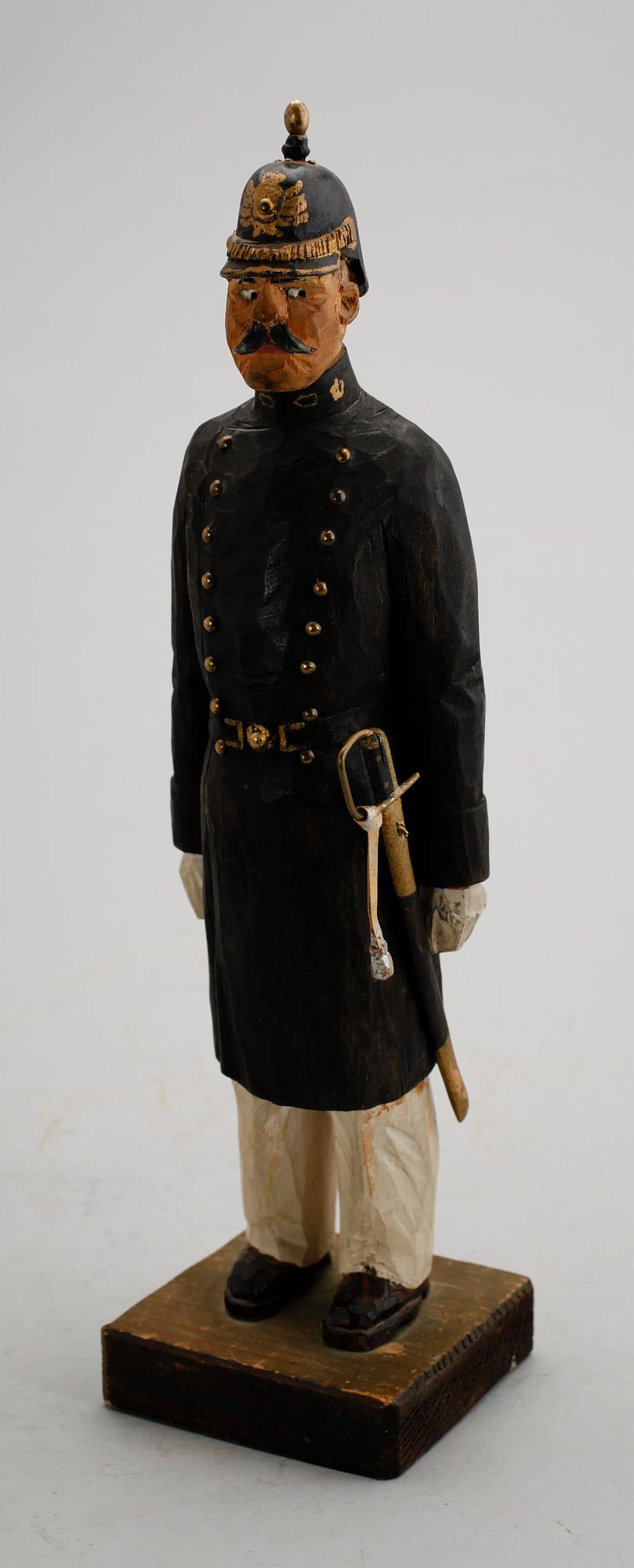 FIGUR, skuret trä, märkt Axel Eriksson, Västervik.