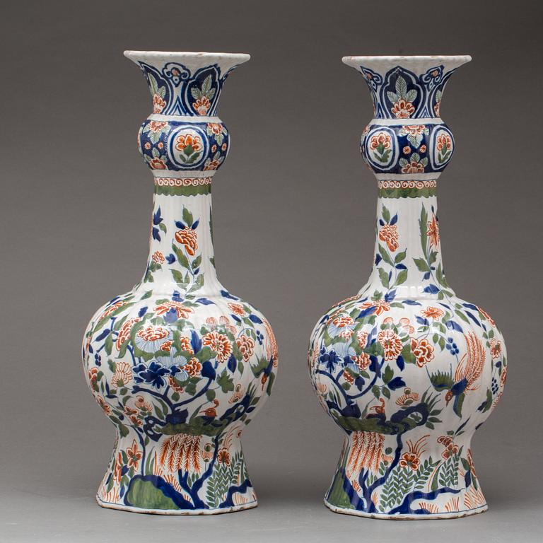 VASER, ett par, Delft 1800-tal, fajans.