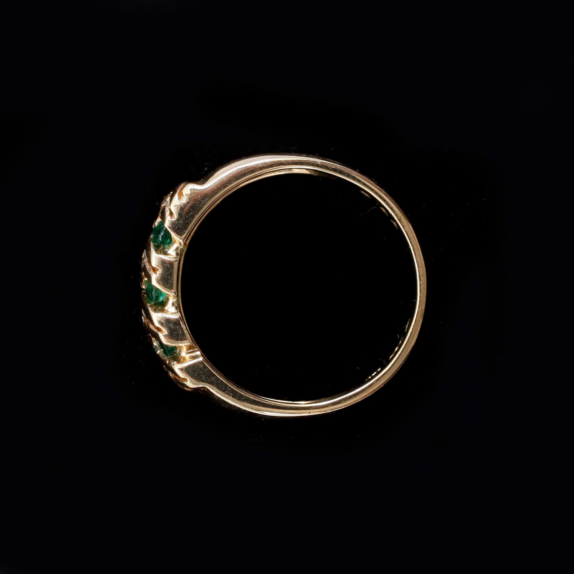 RING, 18k guld med smaragder och diamanter tot ca0,22ct. Vikt 4,8g.