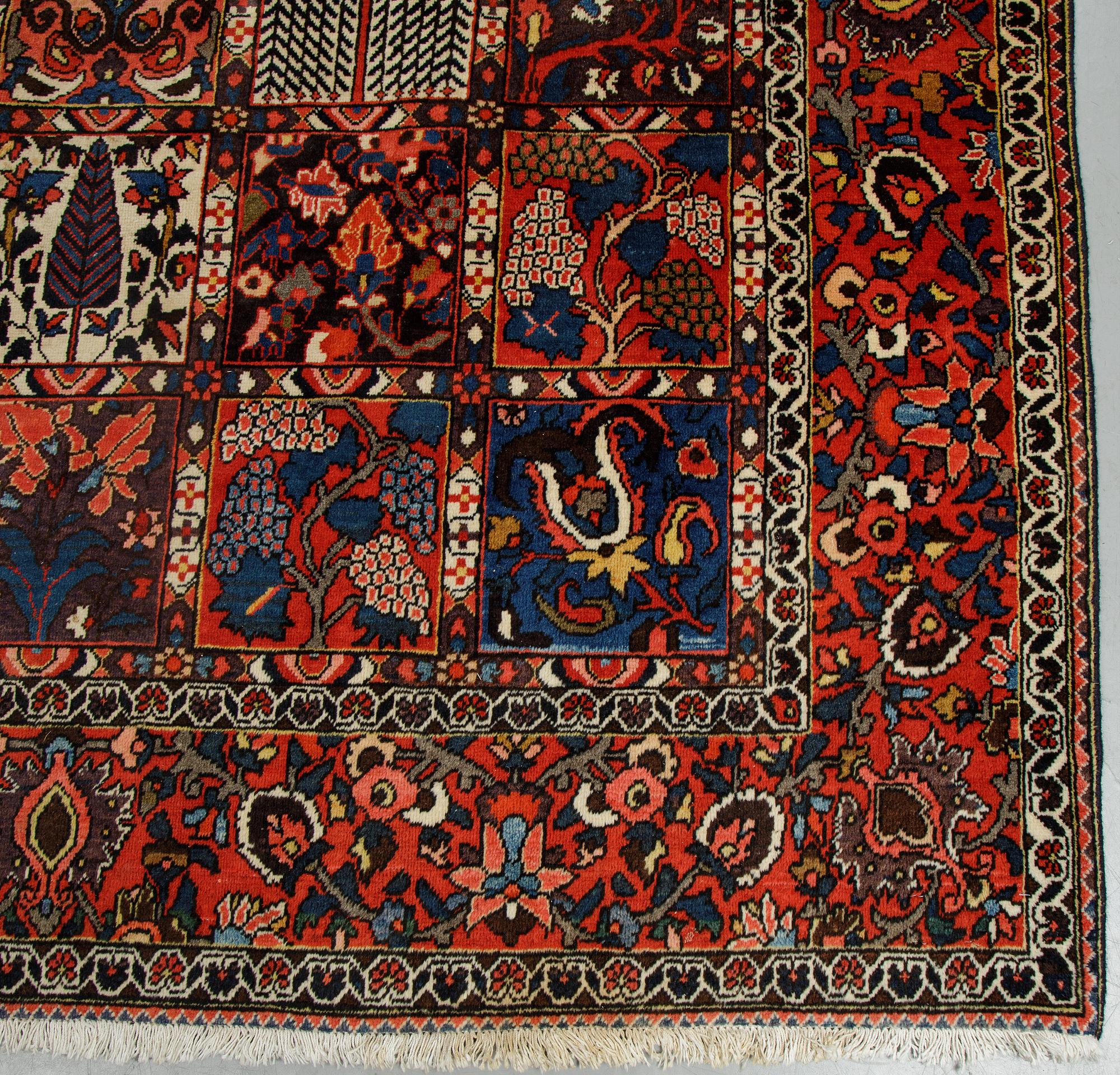 Matto, Old Bakthiari, ca 336 x 228 cm.