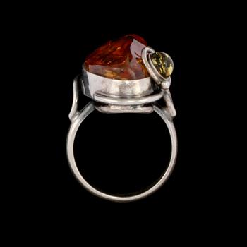 RING, sterlingsilver samt bärnsten, utländska stämplar. Vikt 8 g.
