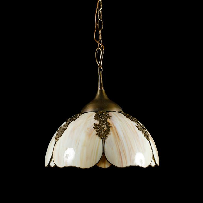 TAKLAMPA, Tiffanystil, 1900-talets andra hälft. Höjd ca 45 cm.