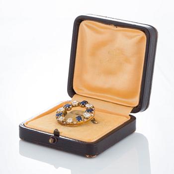 Brosch med gammal- och rosenslipade diamanter total vikt ca 2.50 ct och fasettslipade safirer.