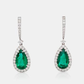 736. A pair of earrings with emeralds 4.50 cts in total, and 1.00 ct brilliant-cut diamonds.