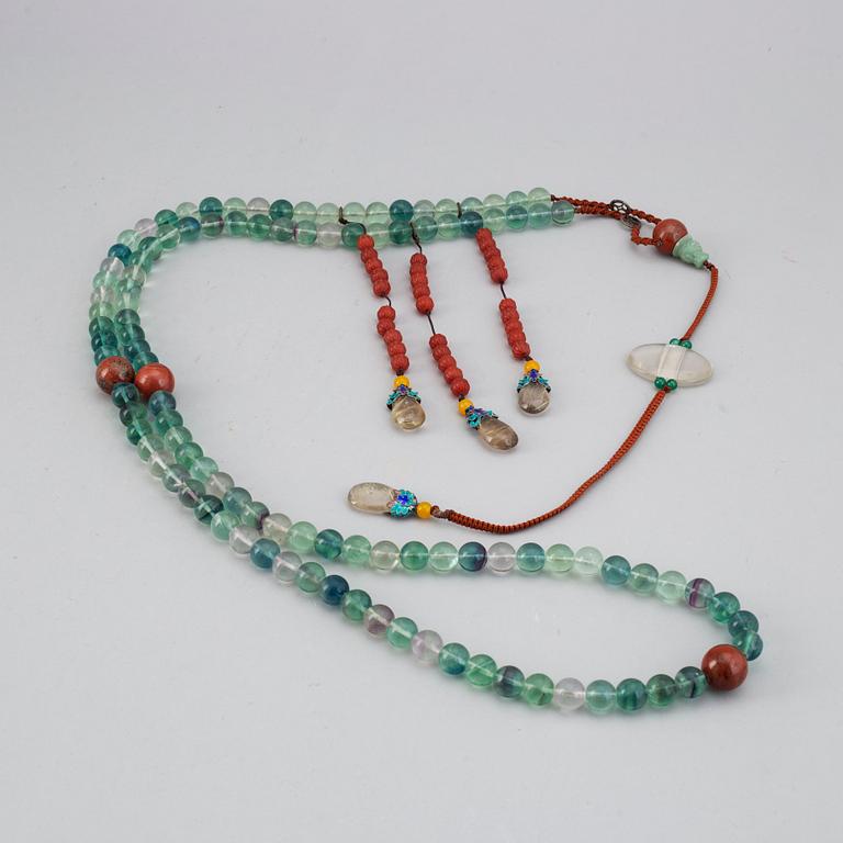 Halsband, sten, emalj. Delvis Qingdynastin (1644-1912).
