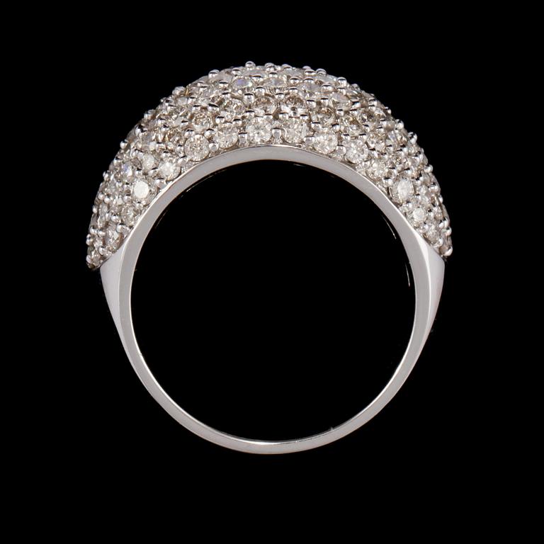 RING, 18k vitguld med 123 briljantslipade diamanter, totalt 2.92 ct. Vikt 11 g.