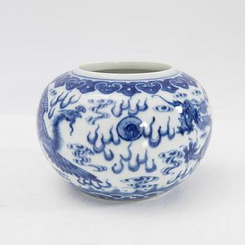 Penselbad, porslin, sen Qingdynasti, Kina, 1900-tal.