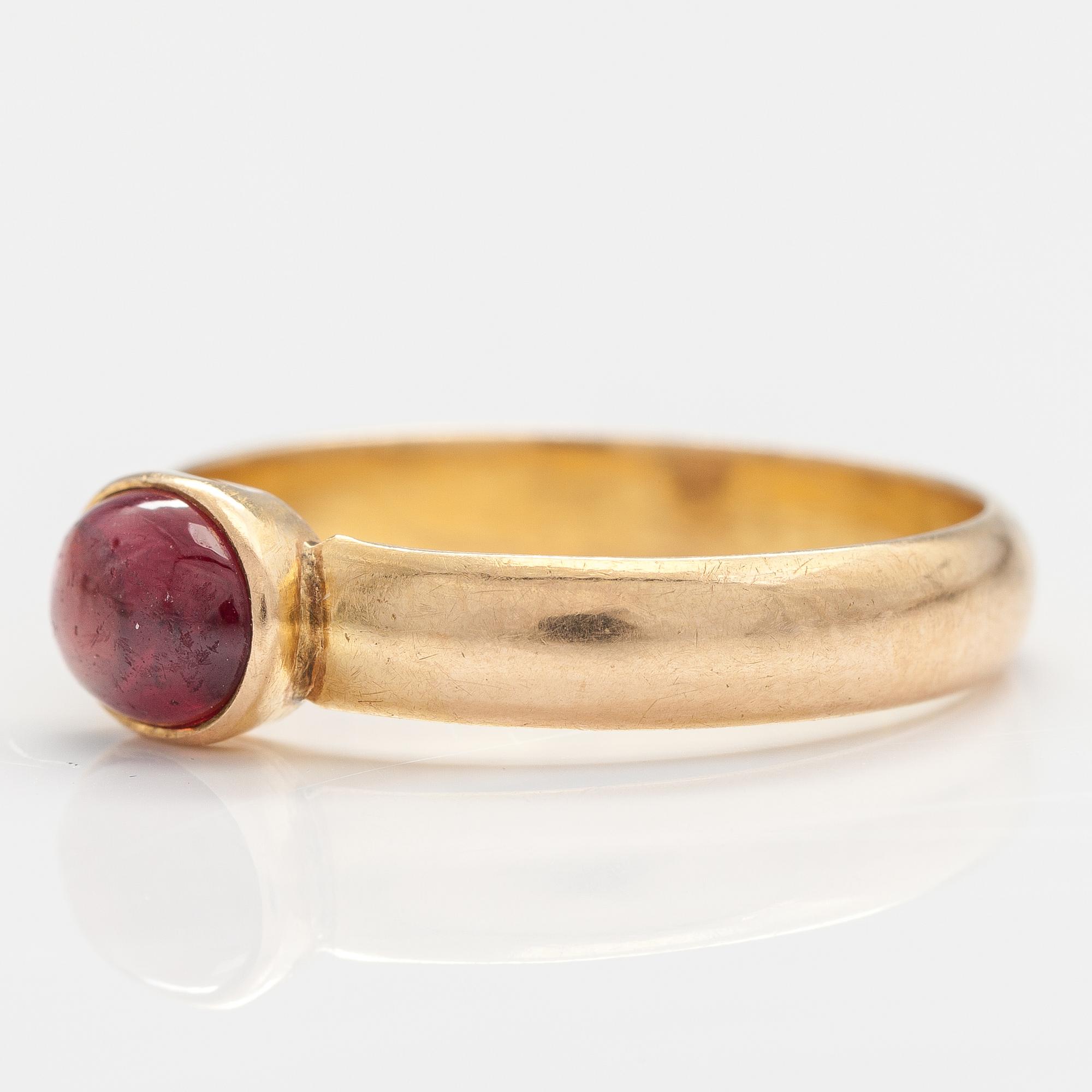 RING, 18K guld, granat. Westerback, Helsingfors 1969.