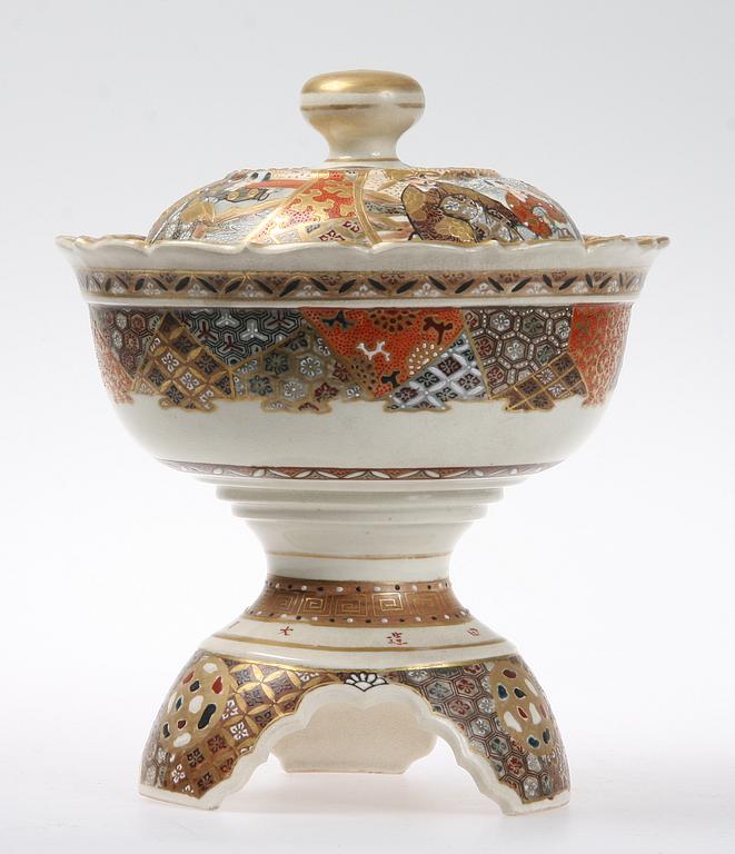 SKÅL med LOCK, flintgods, Japan, Satsuma, 1900-tal.