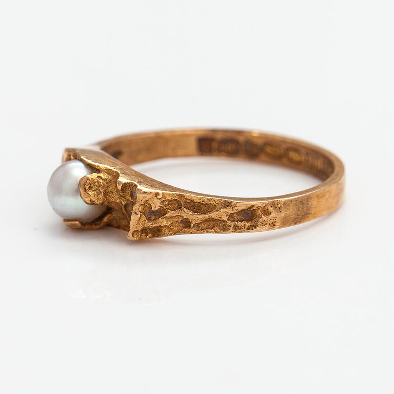 Björn Weckström, A14K gold and cultured pearl ring "Small word". Lapponia 1970.