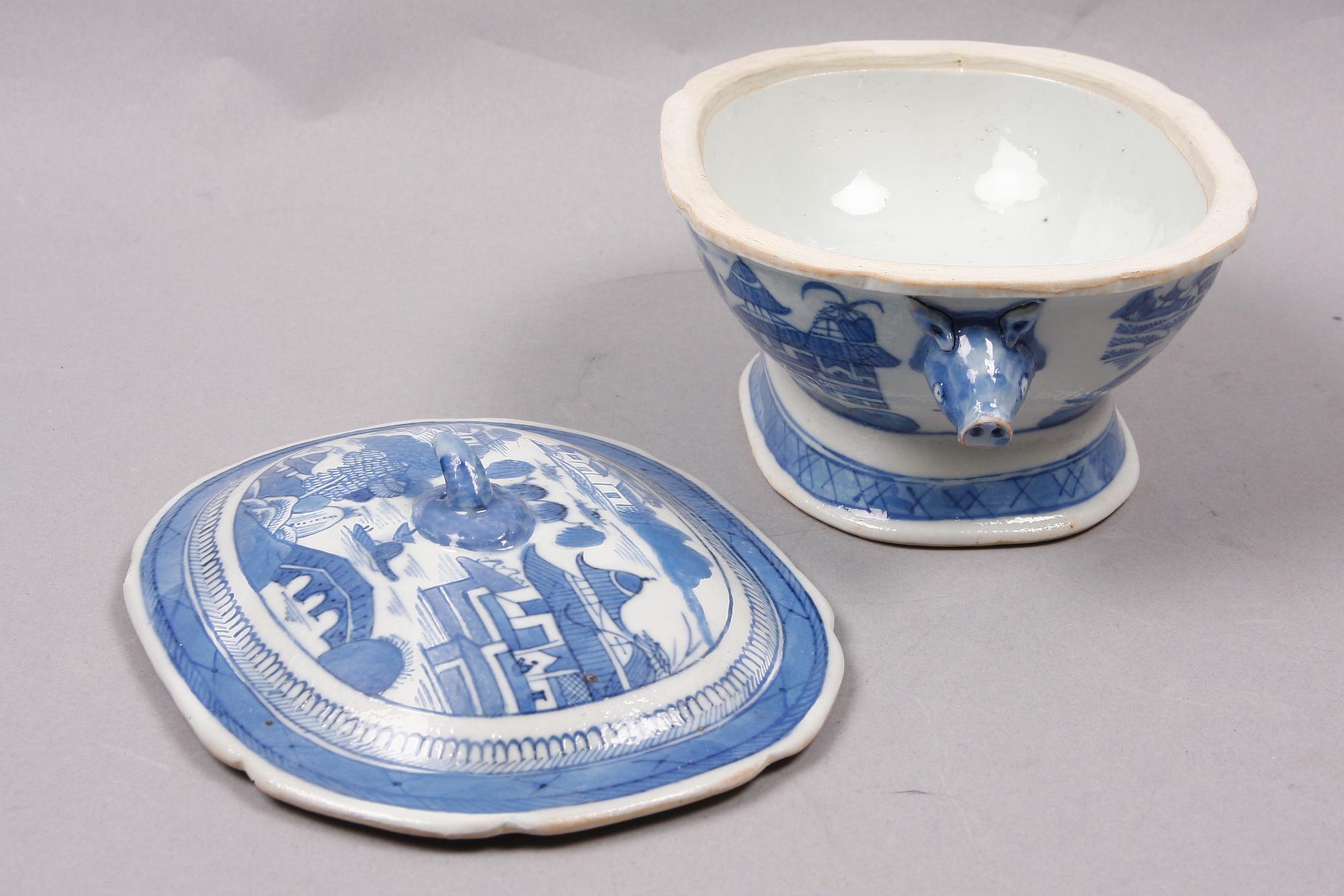 SMÖRTERRIN, porslin, Kina, troligen 1800-tal.