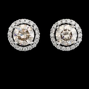 ÖRHÄNGEN, 1 par, 18 k vitguld, briljantslipade diamanter tot 1.61 ct.