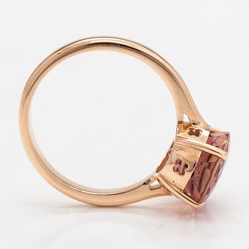 Ring, 14K guld med en oval turmalin.
