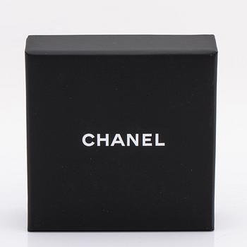 Chanel brooch, resin, metal and fake pearl, approx 5 x 3 cm, original case and box.