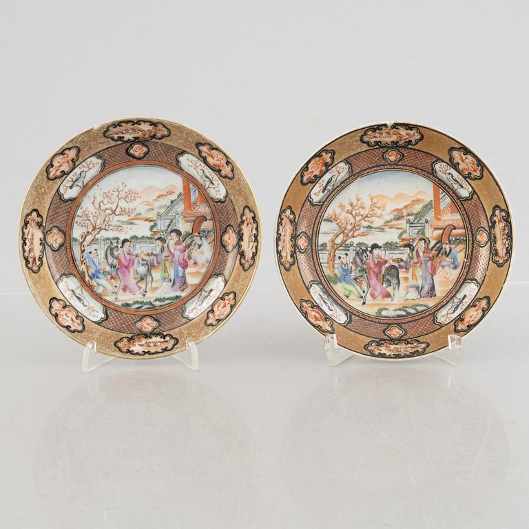 A pair of mandarin porcelain dishes/saucers, China, Qing dynasty, late 18th century/around 1800.