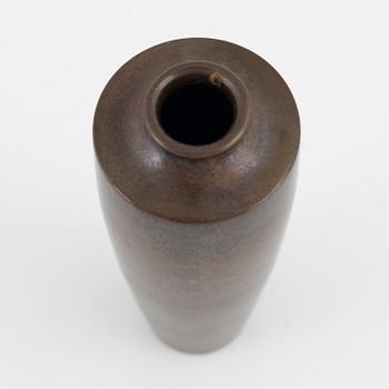 A Japanese bronze vase, Meiji period (1868-1912).