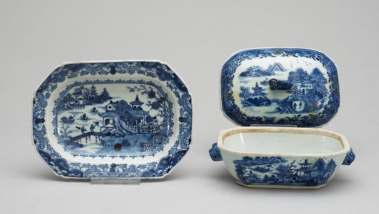 SMÖRTERRIN med LOCK och FAT, kompaniporslin Qing dynastin, Qianlong (1736-95).