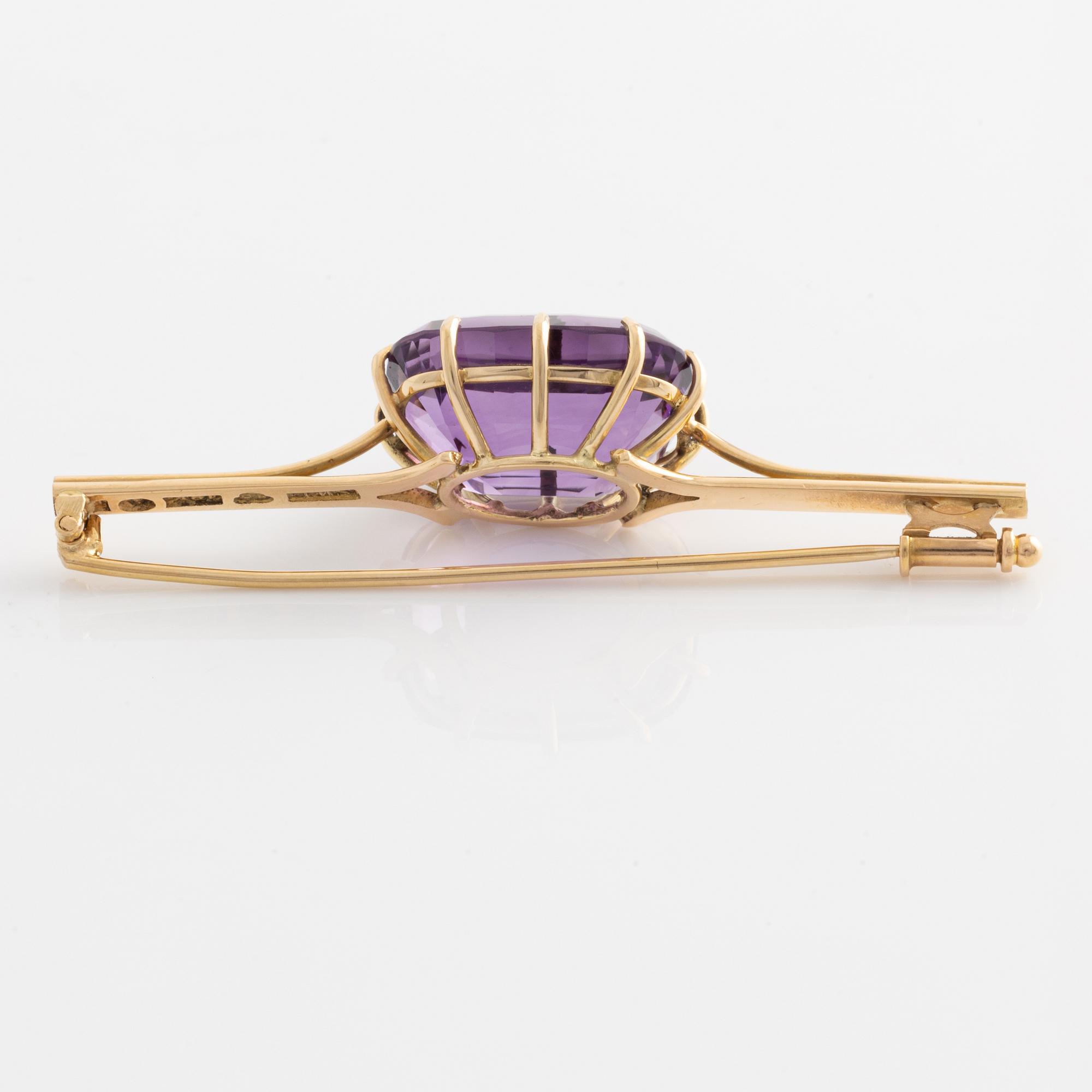 Örhängen ett par samt brosch guld med ametister.