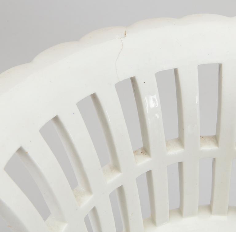 A PAIR OF ROYAL BOWLS, porcelain, probably Germany, end of 19th century.