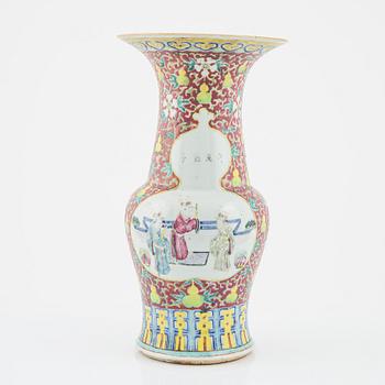 A Chinese Vase, late Qing dynasty, 19th century.