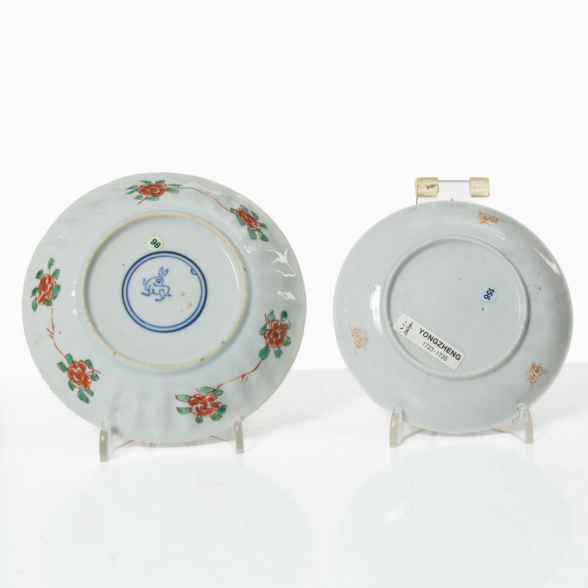 Two Chinese porcelain cups with saucers, Qing dynasty, 18th century.