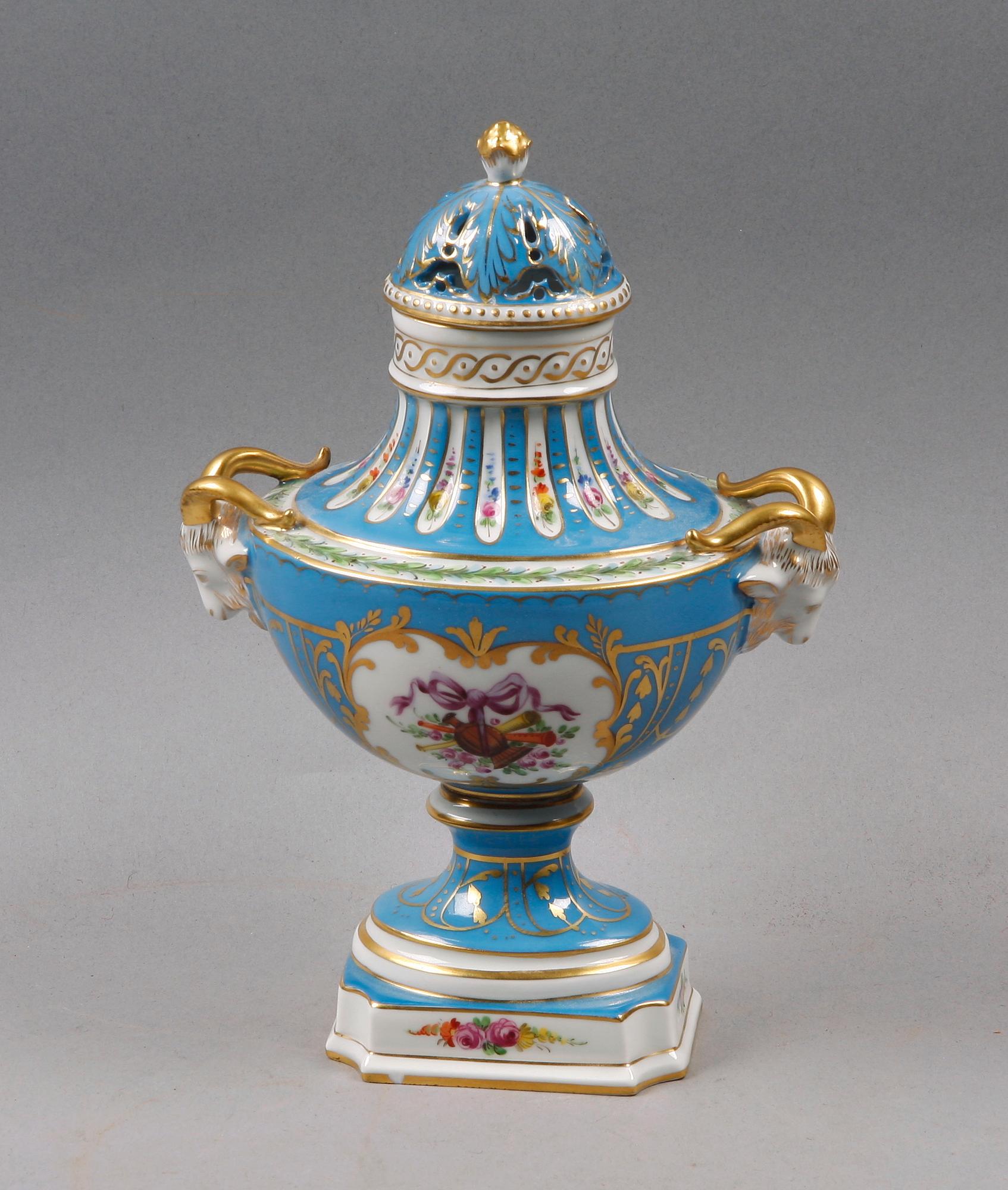 LOCKURNA, porslin, Louis XVI-stil, Dresden, 1900-talets första hälft.