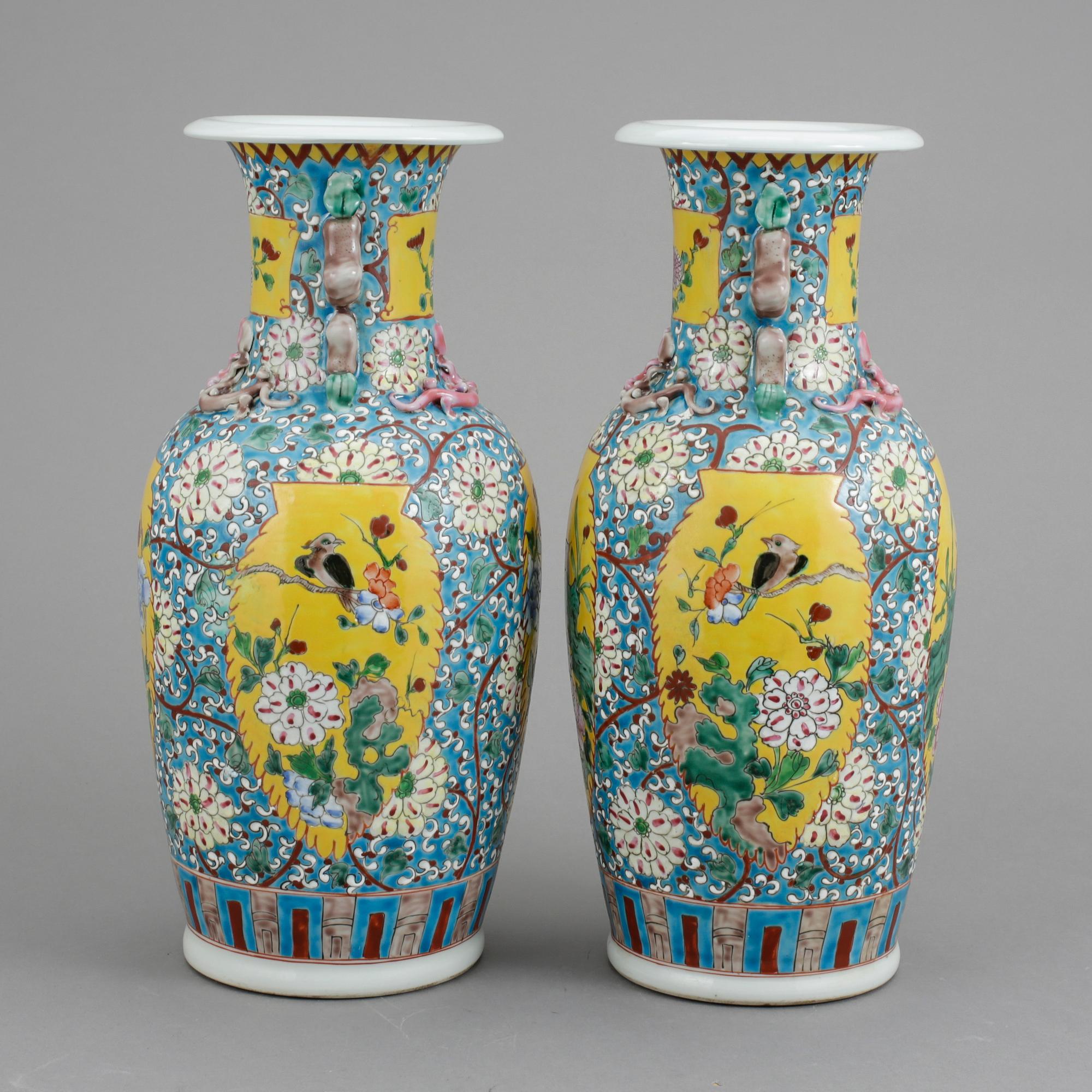 URNOR, ett par, porslin, Kina, 1900-tal.