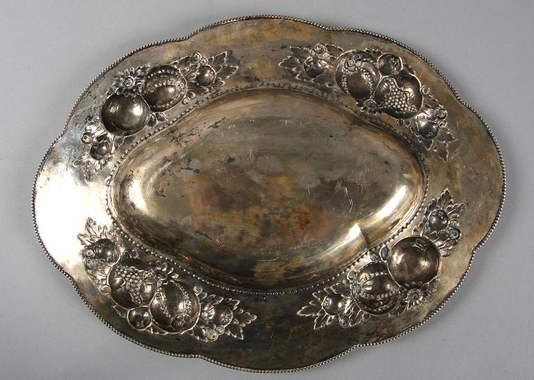BRICKA, silver, 1920 och PRESENTERFAT, silver, barockstil, CG Hallberg, 1922. 640 + 580 g.