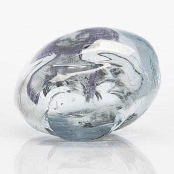 Sini Majuri, skulptur, glas, "Someone is at the door". Signerad Sini Majuri, Suomenlinna 2022.