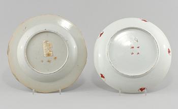 TALLRIKAR, 2 st, porslin, Kina, 1700-tal samt tidigt 1900-tal.