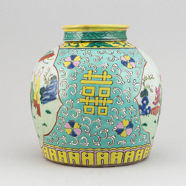 A famille rose jar with cover, Qing dynasty, early 20th century.