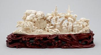 FIGURSCEN på TRÄSOCKEL, ben, Ostasien, 1800/1900-tal.