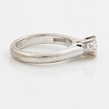 Ring in 18K white gold set with a round brilliant-cut diamond.