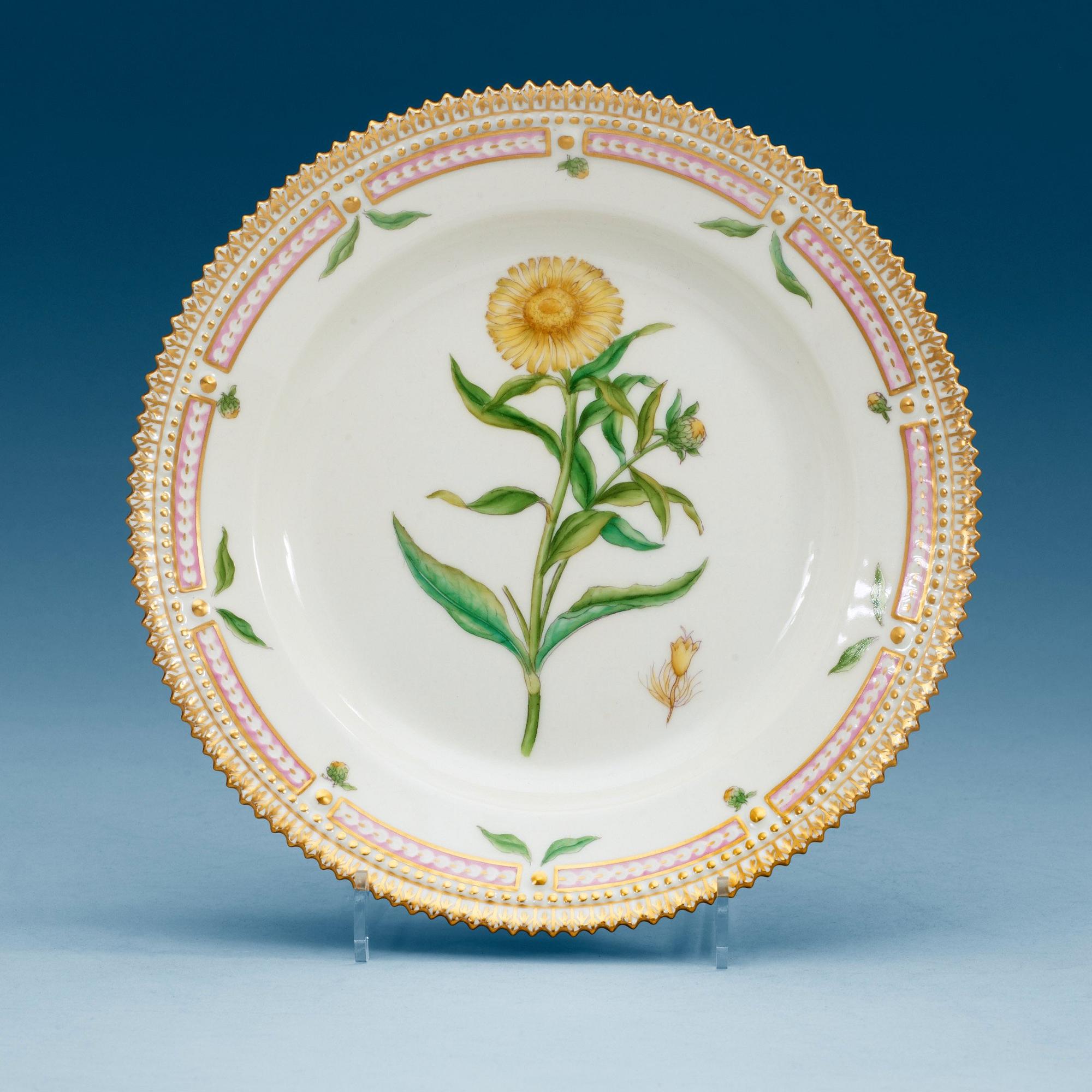 ASSIETTER, 12 stycken, porslin. "Flora Danica", Kungl Dansk, 1900-tal.