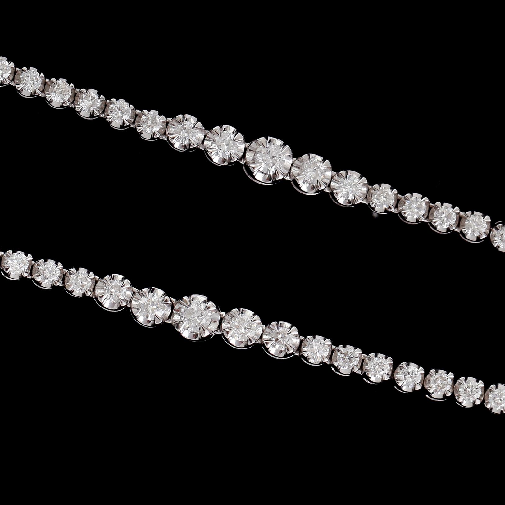 DIAMANTCOLLIER, 18 k vitguld, briljantslipade diamanter tot 4.29 ct.