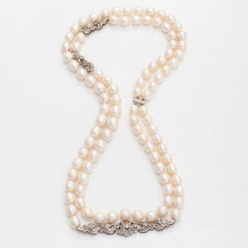 Helminauha, sterlinghopeaa, makeanvedenhelmiä ja timantteja.