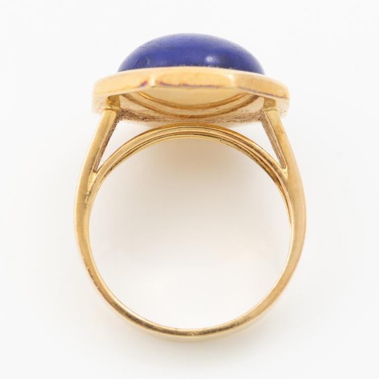 18K gold ring with lapis lazuli.