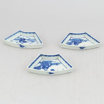 A set with three blue and white cabaret dishes, Qing dynasty, 19th Century.