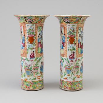 A pair of famille rose Canton porcelain vases, Qing dynasty, 19th century.